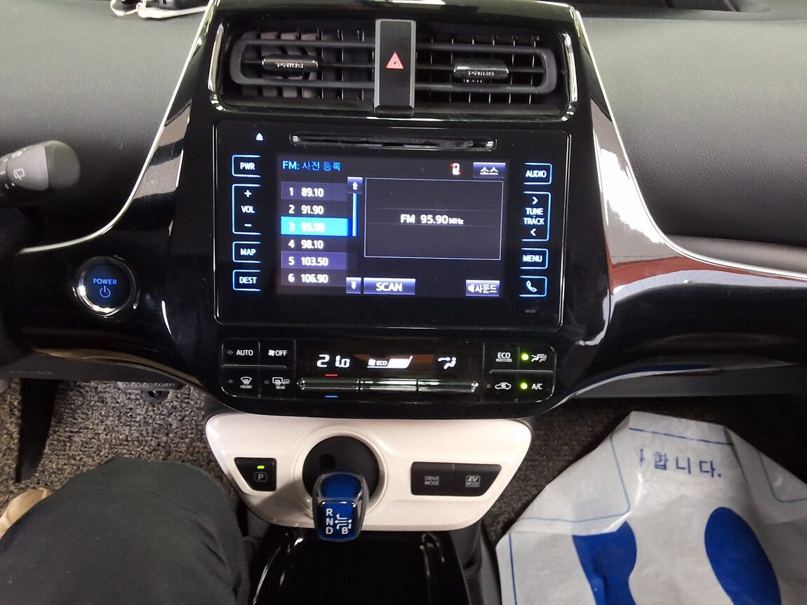 TOYOTA PRIUS (4TH GEN) 1.8 2017 - zdjęcie 24