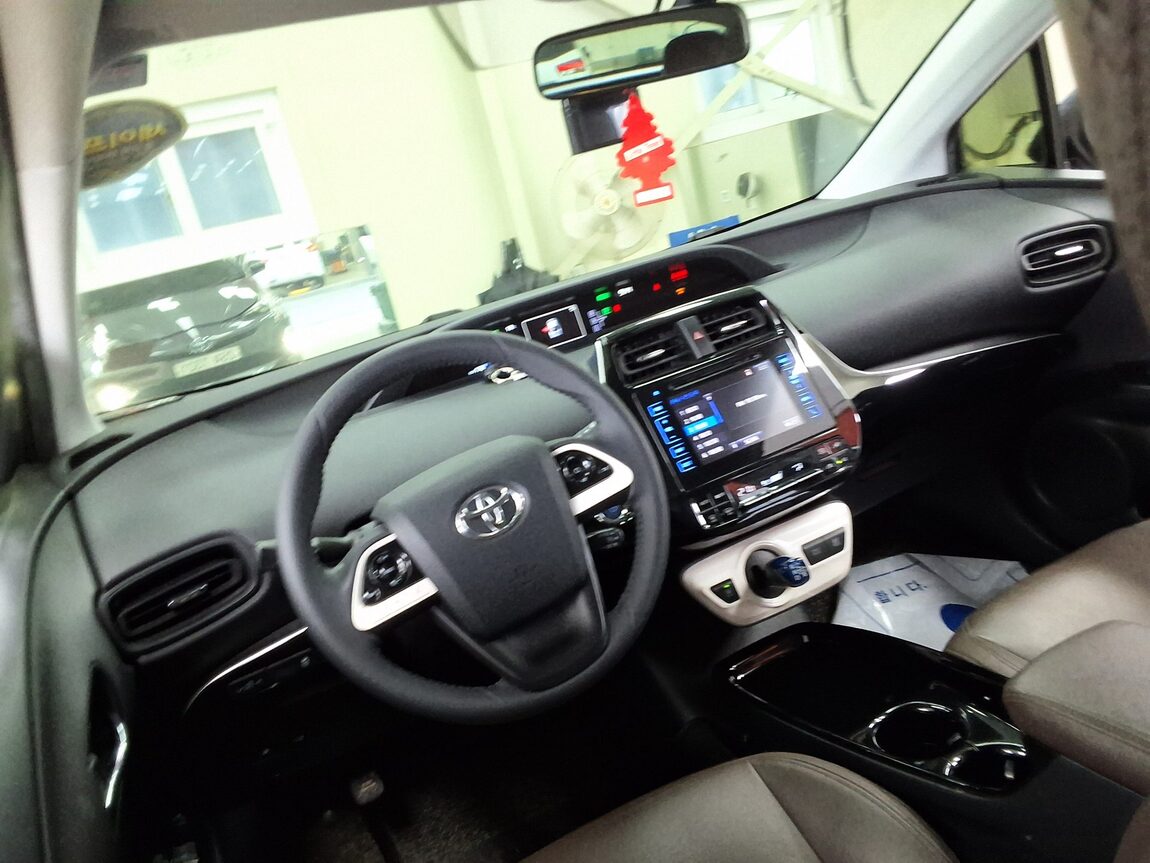TOYOTA PRIUS (4TH GEN) 1.8 2017 - zdjęcie 12