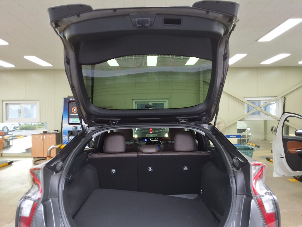 TOYOTA PRIUS (4TH GEN) 1.8 2017 - zdjęcie 16
