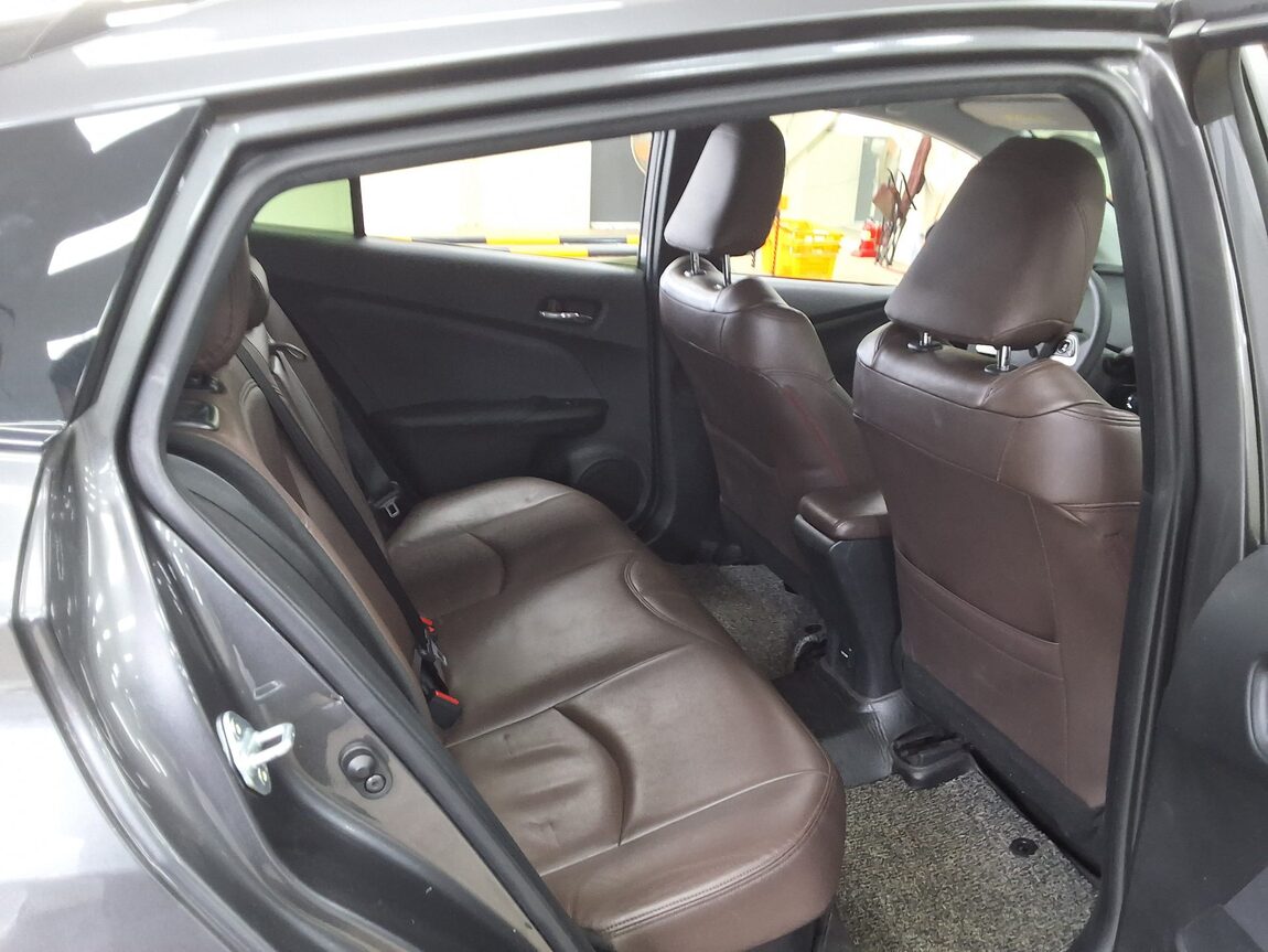 TOYOTA PRIUS (4TH GEN) 1.8 2017 - zdjęcie 14
