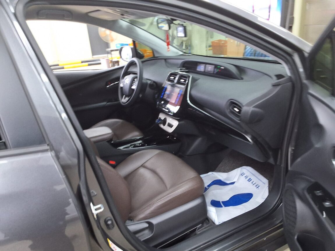 TOYOTA PRIUS (4TH GEN) 1.8 2017 - zdjęcie 15