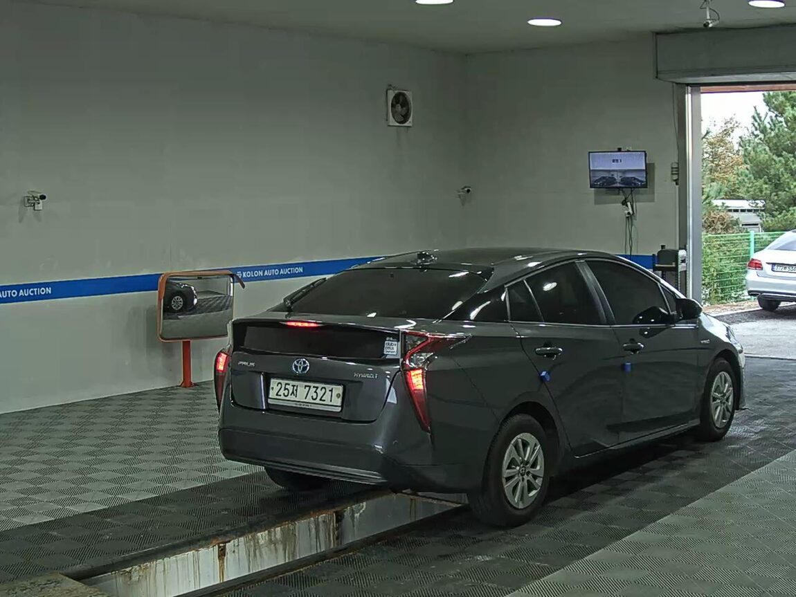 TOYOTA PRIUS (4TH GEN) 1.8 2017 - zdjęcie 5