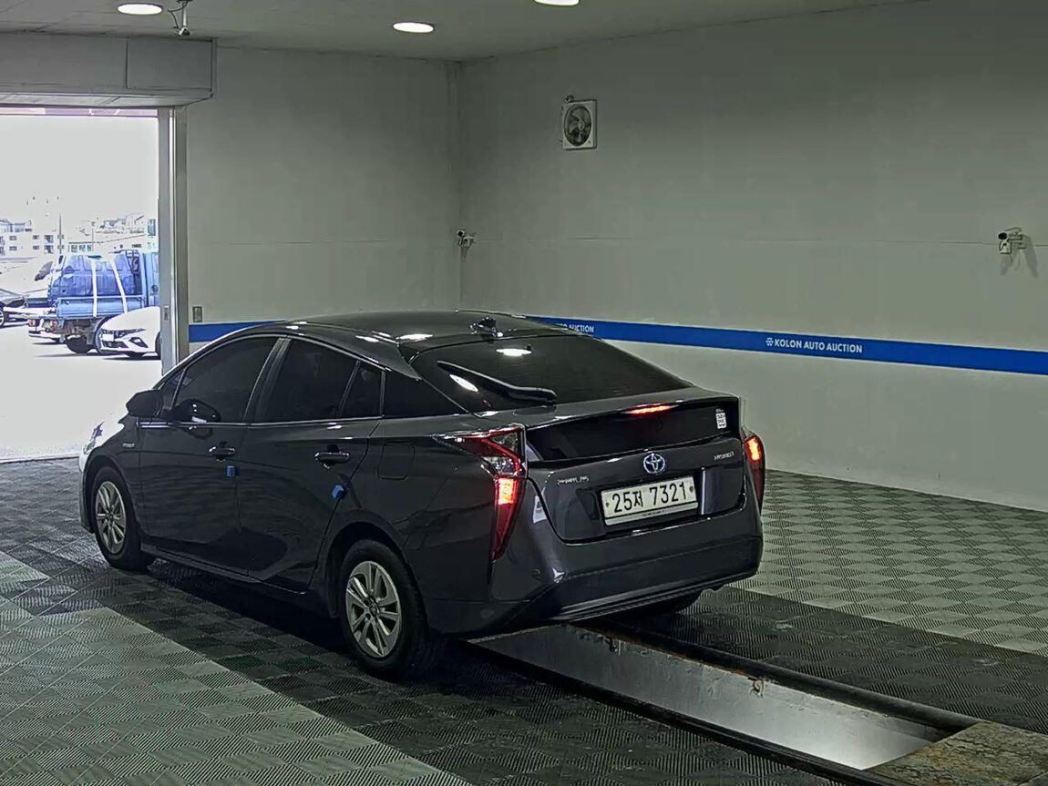 TOYOTA PRIUS (4TH GEN) 1.8 2017 - zdjęcie 6