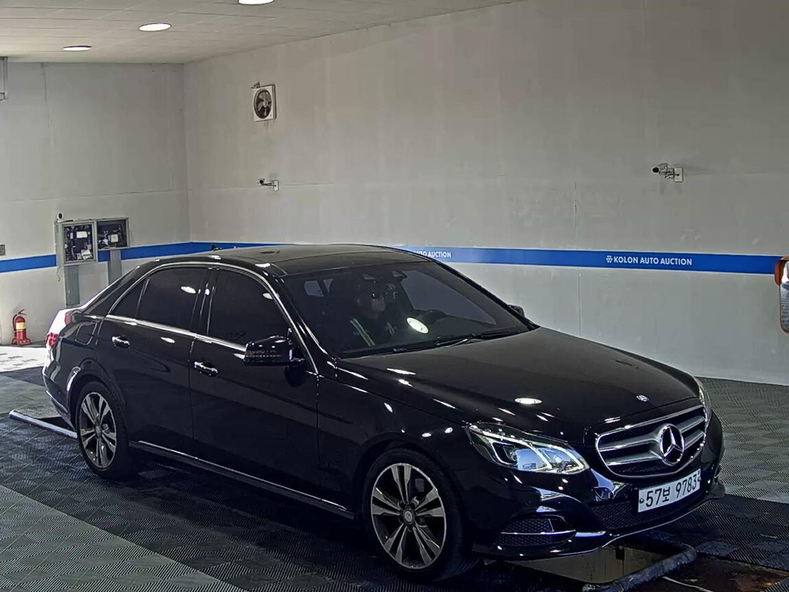MERCEDES-BENZ E-CLASS (4TH GEN) E300 4MATIC AVANTGARDE 2014 - zdjęcie 3