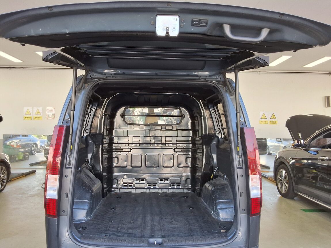 HYUNDAI STARIA 2.2 DIESEL CARGO 5-SEATER MODERN 2024 - zdjęcie 15