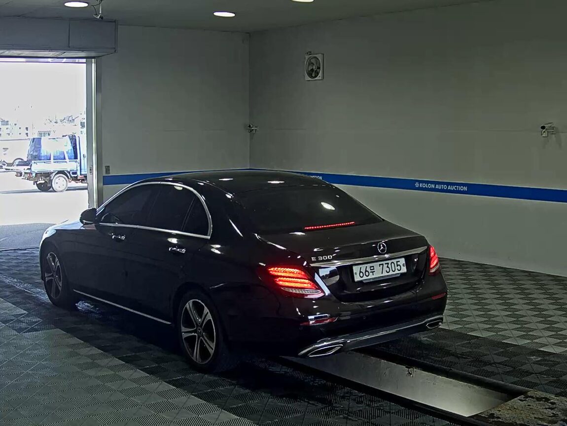 MERCEDES-BENZ E-CLASS (5TH GEN) E300 AVANTGARDE 2019 - zdjęcie 6