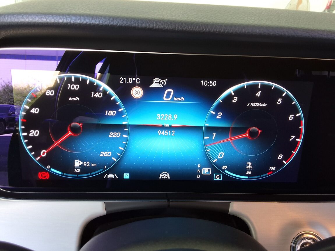 MERCEDES-BENZ E-CLASS (5TH GEN) E250 AVANTGARDE 2021 - zdjęcie 9