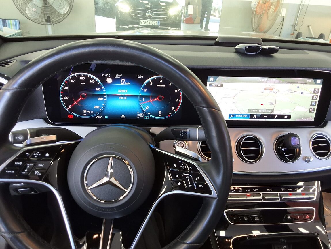 MERCEDES-BENZ E-CLASS (5TH GEN) E250 AVANTGARDE 2021 - zdjęcie 17