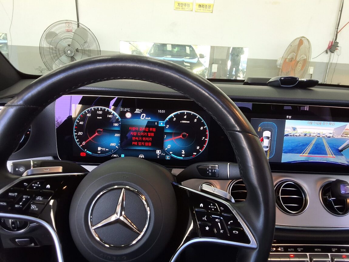 MERCEDES-BENZ E-CLASS (5TH GEN) E250 AVANTGARDE 2021 - zdjęcie 19