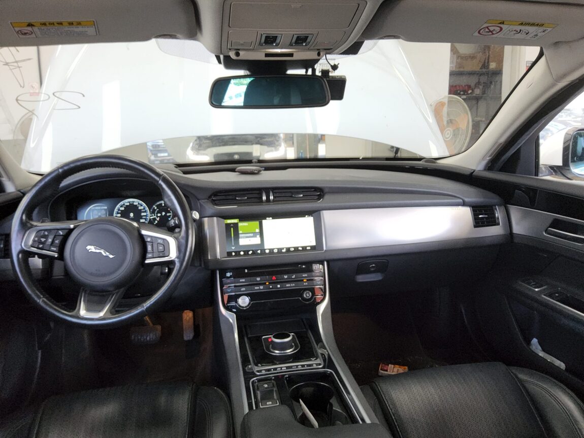 JAGUAR XF (2ND GEN) 2.0 20D AWD PRESTIGE 2018 - zdjęcie 11