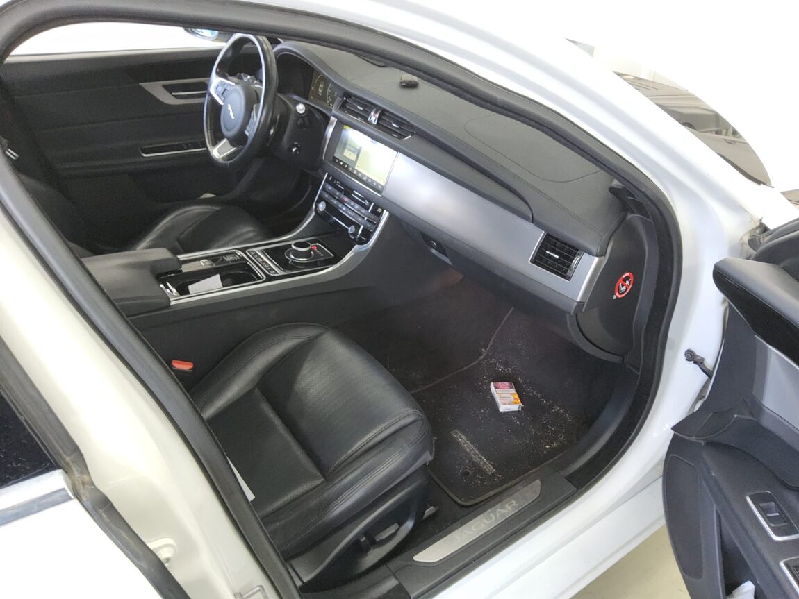 JAGUAR XF (2ND GEN) 2.0 20D AWD PRESTIGE 2018 - zdjęcie 14