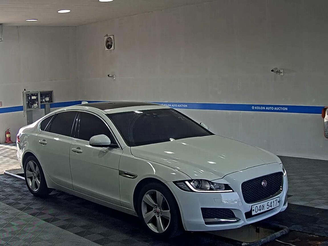 JAGUAR XF (2ND GEN) 2.0 20D AWD PRESTIGE 2018 - zdjęcie 3