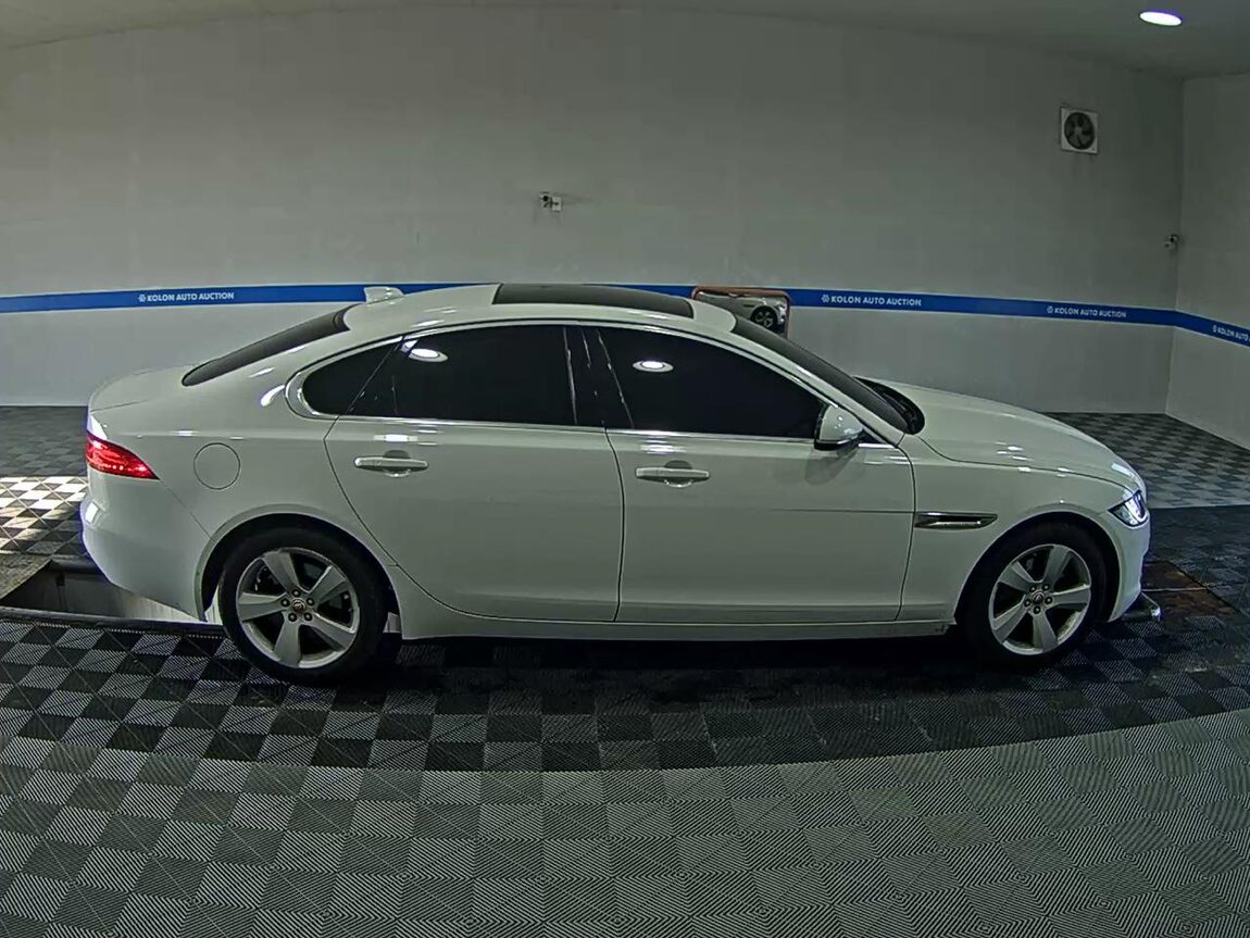 JAGUAR XF (2ND GEN) 2.0 20D AWD PRESTIGE 2018 - zdjęcie 4