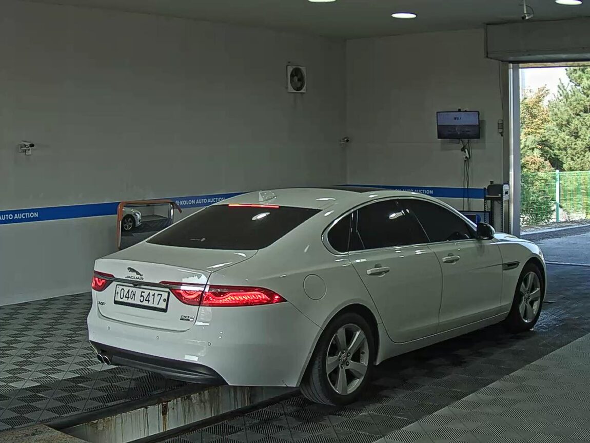 JAGUAR XF (2ND GEN) 2.0 20D AWD PRESTIGE 2018 - zdjęcie 5