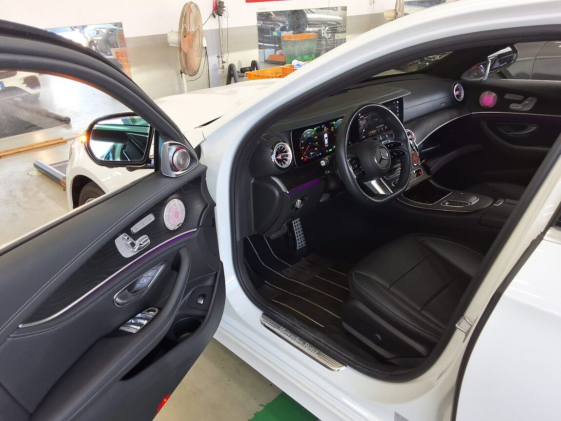 MERCEDES-BENZ E-CLASS (5TH GEN) E220d 4MATIC AMG LINE 2023 - zdjęcie 10