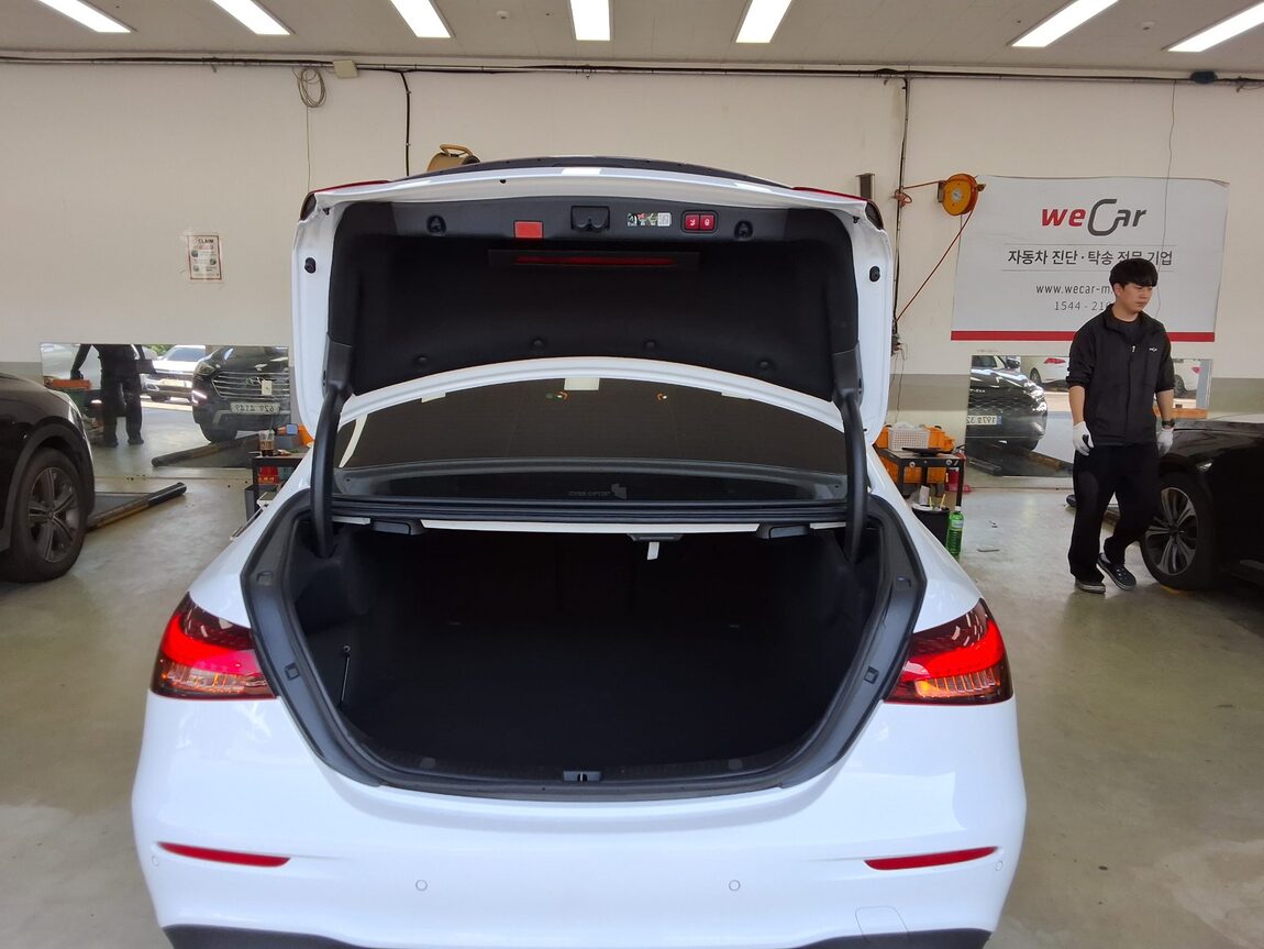 MERCEDES-BENZ E-CLASS (5TH GEN) E220d 4MATIC AMG LINE 2023 - zdjęcie 15