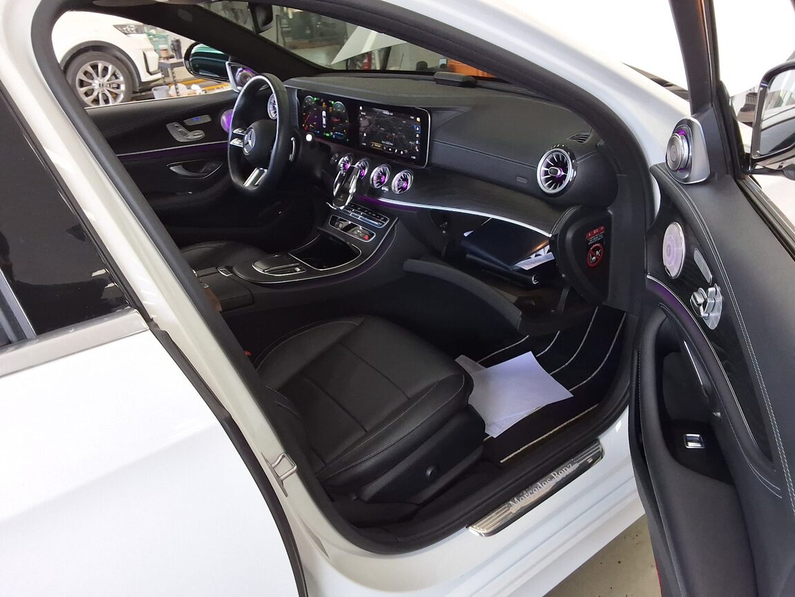 MERCEDES-BENZ E-CLASS (5TH GEN) E220d 4MATIC AMG LINE 2023 - zdjęcie 14
