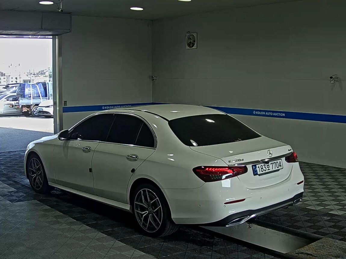 MERCEDES-BENZ E-CLASS (5TH GEN) E220d 4MATIC AMG LINE 2023 - zdjęcie 6