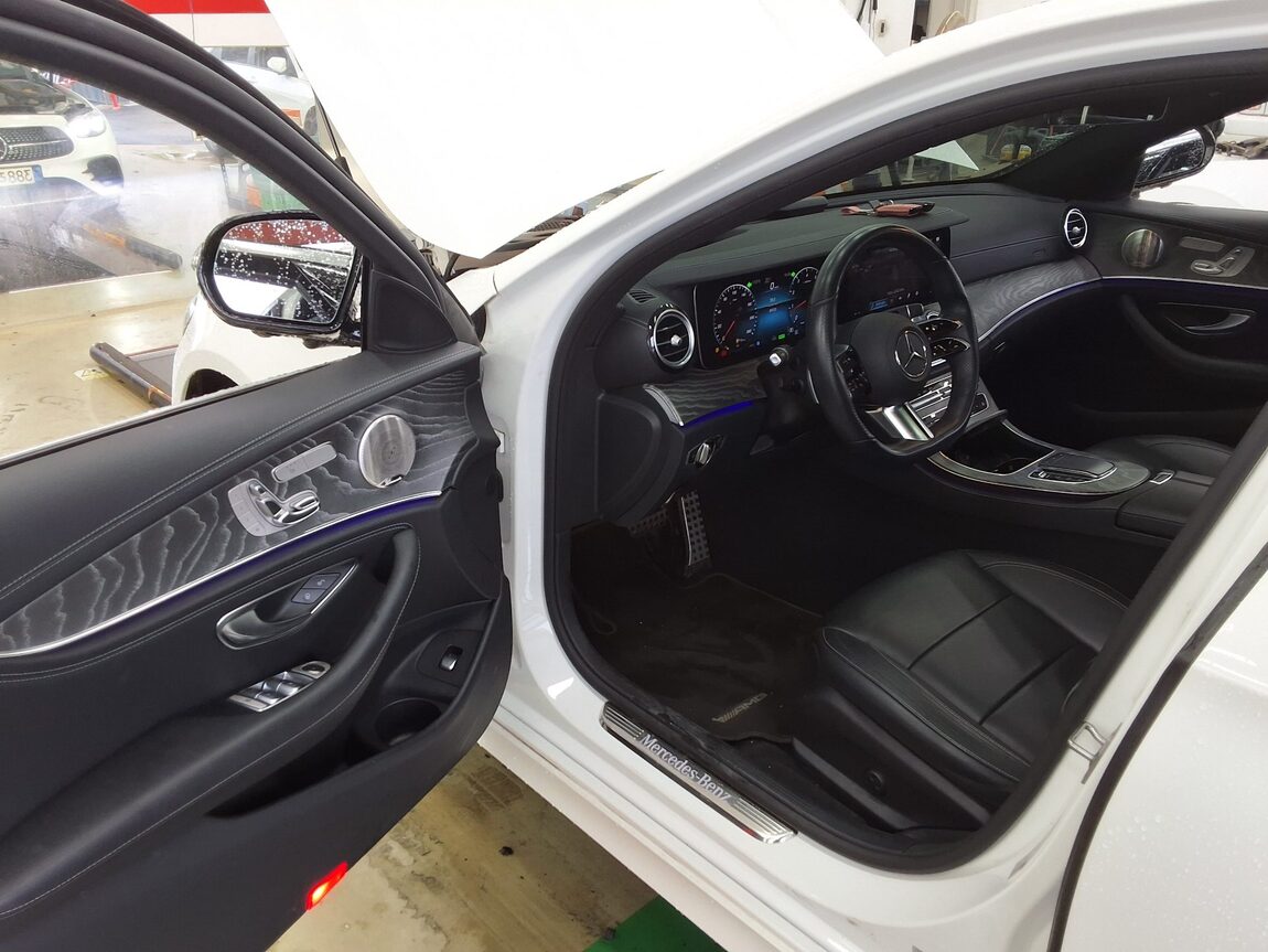 MERCEDES-BENZ E-CLASS (5TH GEN) E350 4MATIC AMG LINE 2021 - zdjęcie 10
