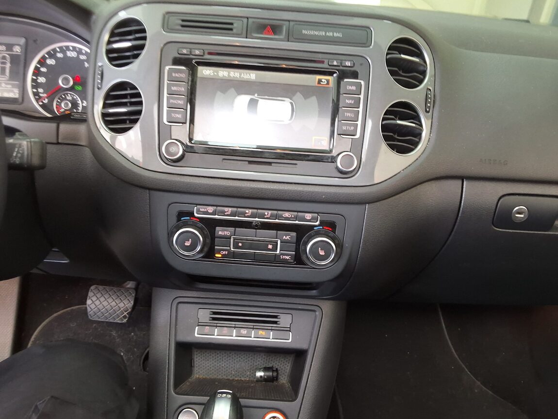 VOLKSWAGEN TIGUAN 2.0 TDI BLUEMOTION PREMIUM 2015 - zdjęcie 24