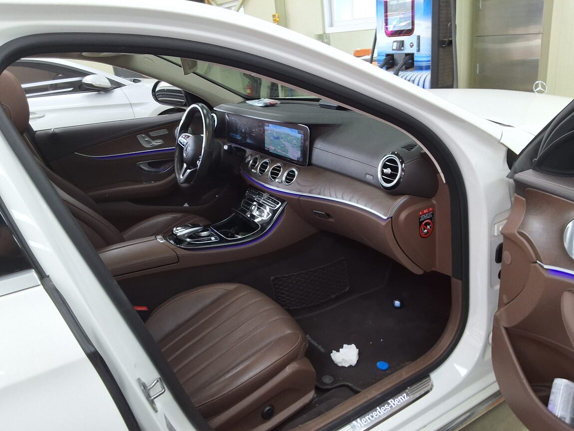 MERCEDES-BENZ E-CLASS (5TH GEN) E300 4MATIC AVANTGARDE 2019 - zdjęcie 15