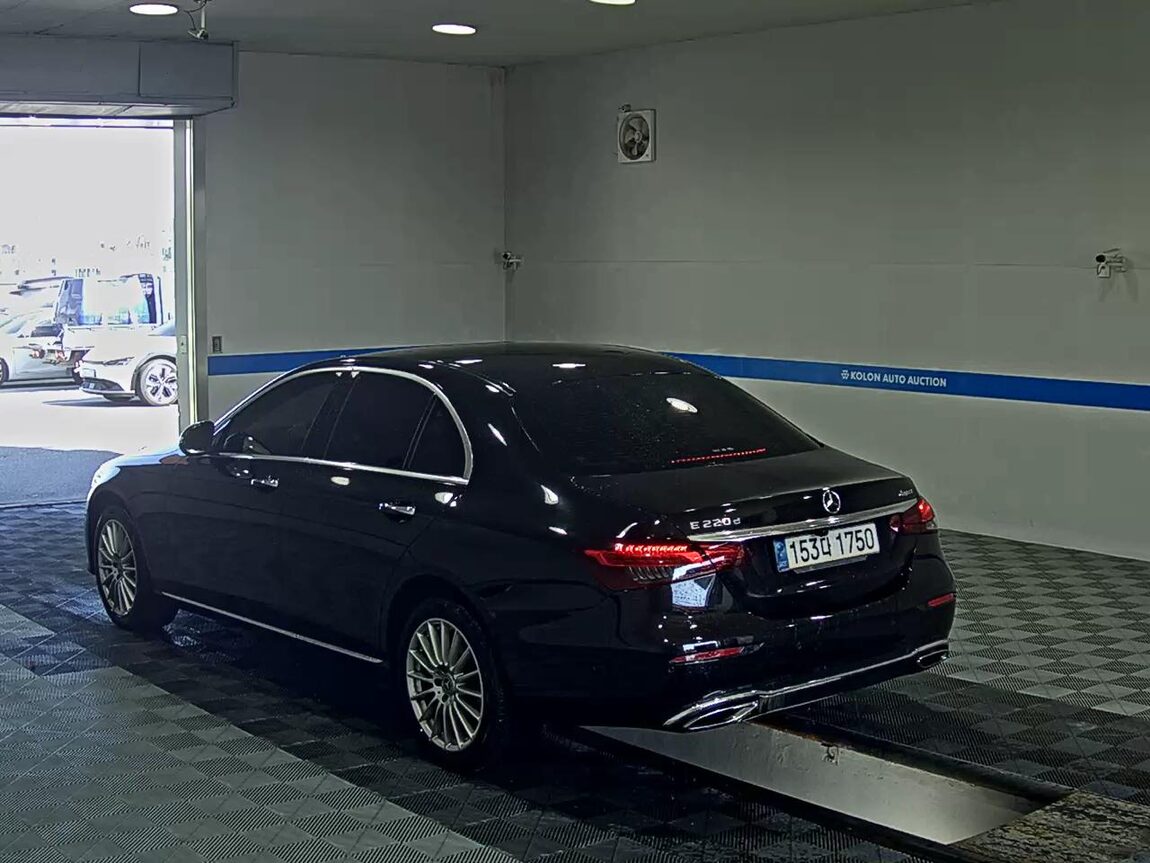 MERCEDES-BENZ E-CLASS (5TH GEN) E220d 4MATIC EXCLUSIVE 2021 - zdjęcie 6