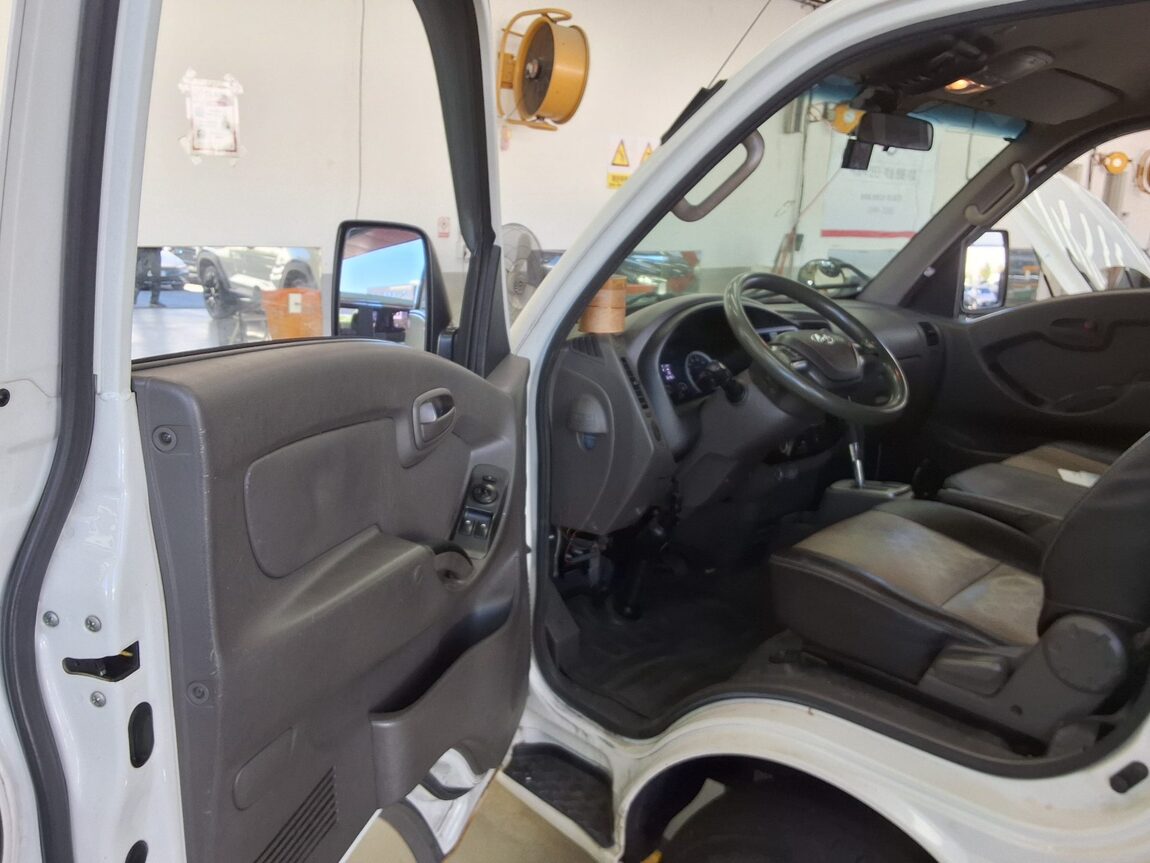 HYUNDAI PORTER II BUILT-IN BOX TRUCK SUPER CAB 2019 - zdjęcie 10