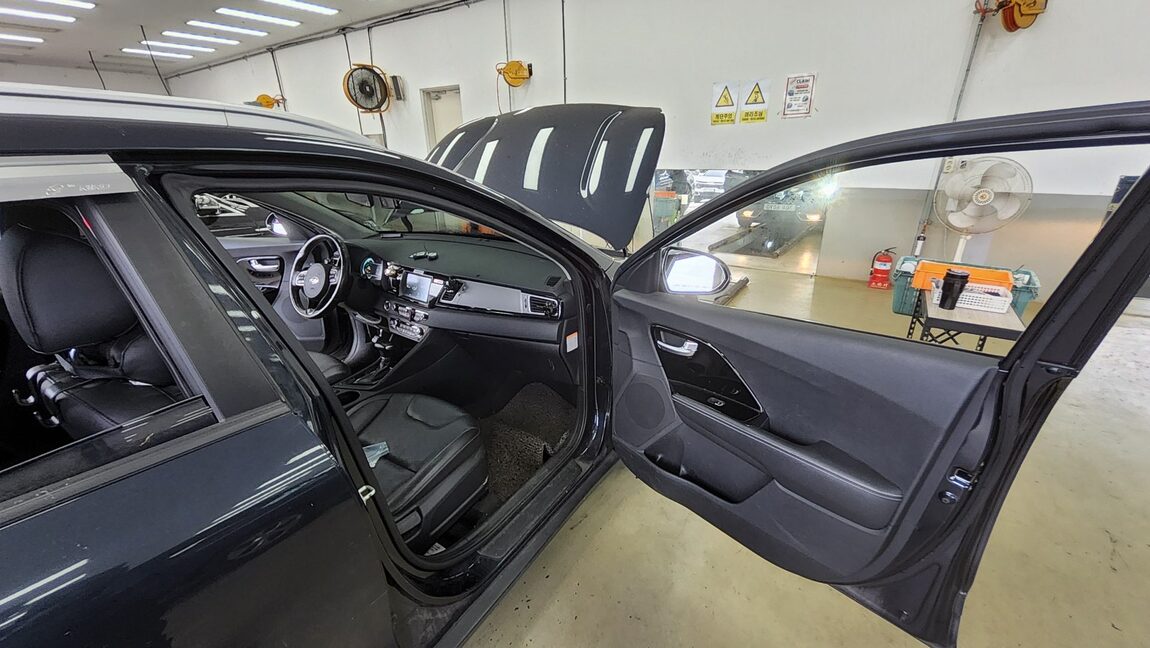KIA NIRO 1.6 HYBRID PRESTIGE 2018 - zdjęcie 14