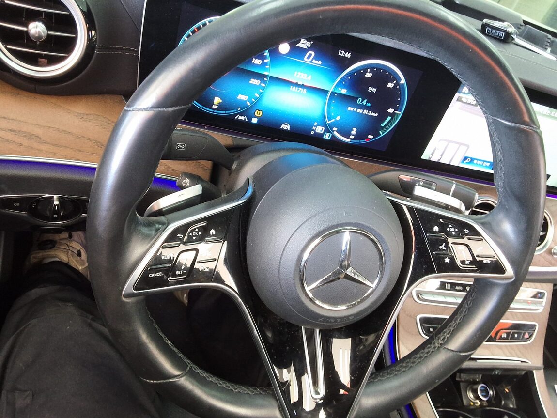 MERCEDES-BENZ E-CLASS (5TH GEN) E220d 4MATIC EXCLUSIVE 2021 - zdjęcie 23