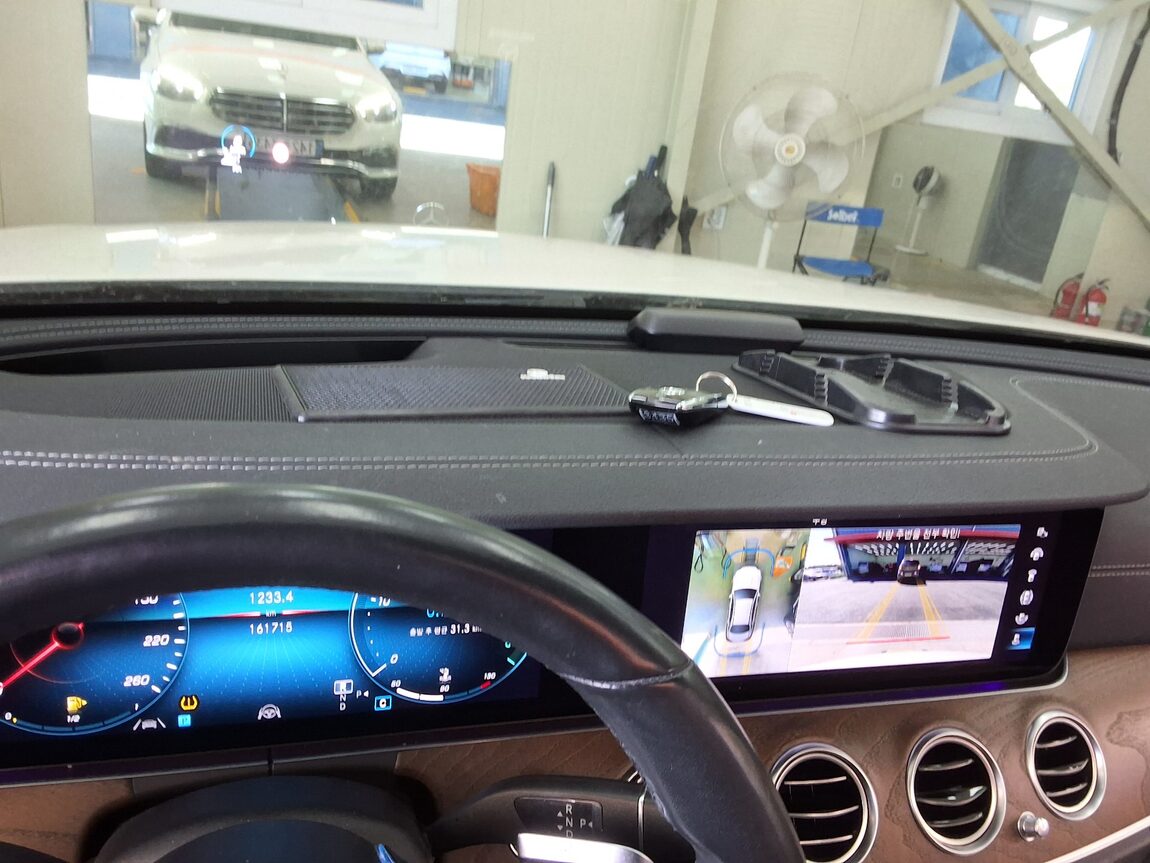 MERCEDES-BENZ E-CLASS (5TH GEN) E220d 4MATIC EXCLUSIVE 2021 - zdjęcie 25