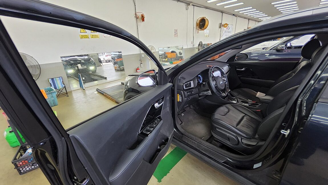 KIA NIRO 1.6 HYBRID PRESTIGE 2017 - zdjęcie 10