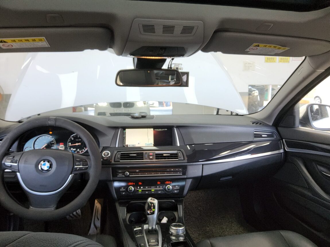 BMW 5 SERIES (6TH GEN) 520d 2015 - zdjęcie 11