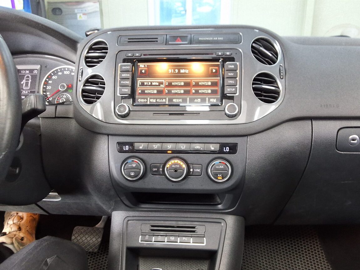 VOLKSWAGEN TIGUAN 2.0 TDI BLUEMOTION PREMIUM 2016 - zdjęcie 24