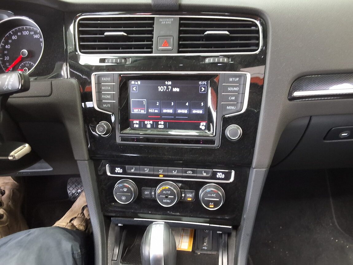 VOLKSWAGEN GOLF (7TH GEN) 2.0 TDI 2015 - zdjęcie 24