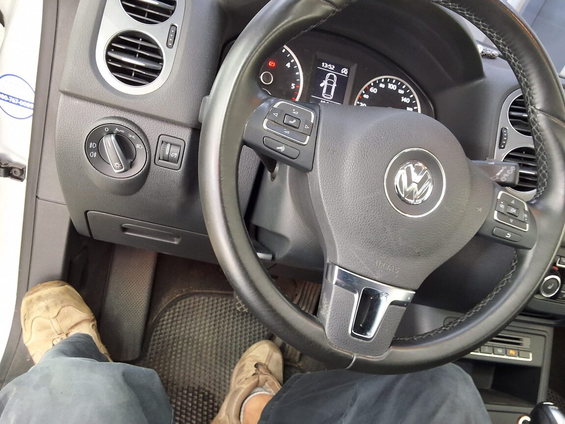 VOLKSWAGEN TIGUAN 2.0 TDI BLUEMOTION PREMIUM 2015 - zdjęcie 23