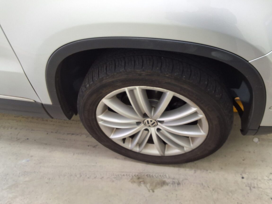 VOLKSWAGEN TIGUAN 2.0 TDI BLUEMOTION PREMIUM 2015 - zdjęcie 21
