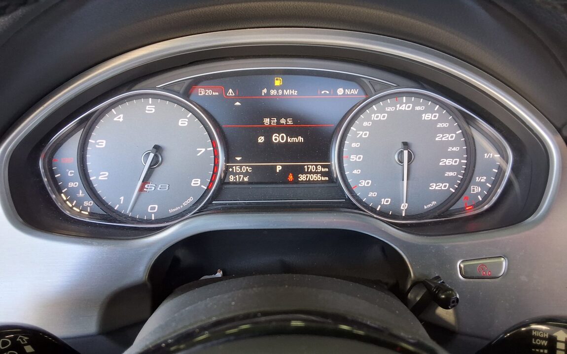 AUDI S8 (3RD GEN) 4.0 TFSI QUATTRO 2015 - zdjęcie 9