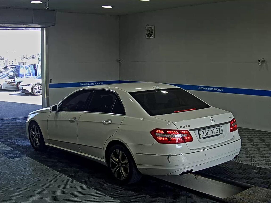 MERCEDES-BENZ E-CLASS (4TH GEN) E220 CDI AVANTGARDE 2013 - zdjęcie 6