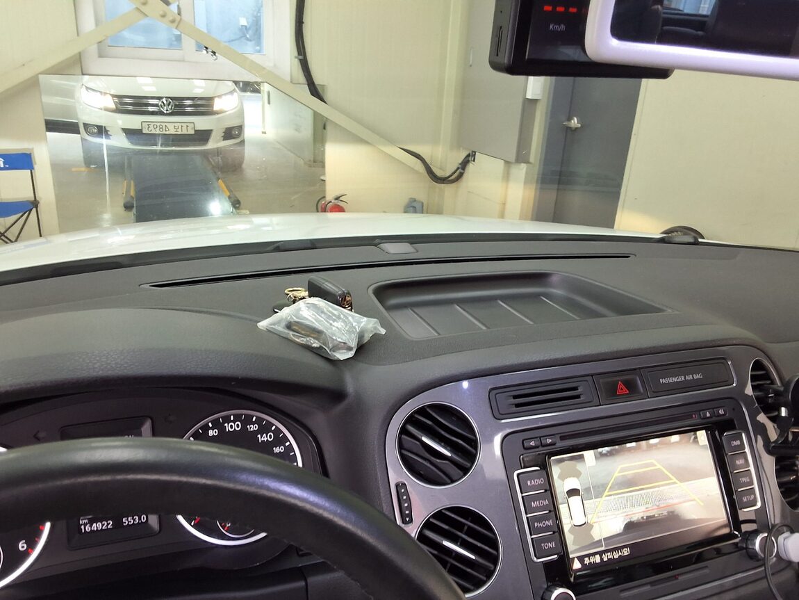 VOLKSWAGEN TIGUAN 2.0 TDI BLUEMOTION PREMIUM 2015 - zdjęcie 25