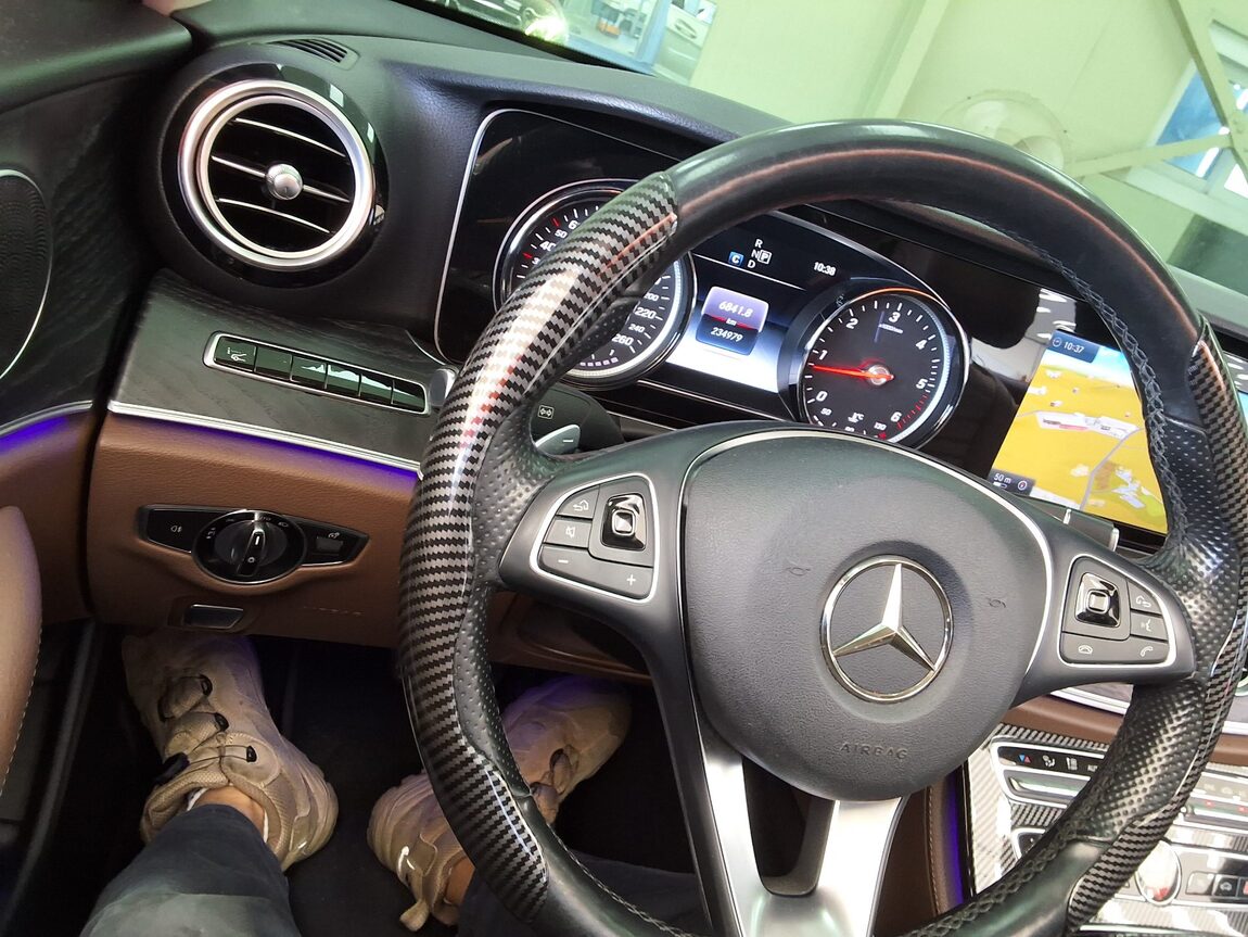 MERCEDES-BENZ E-CLASS (5TH GEN) E220d 4MATIC AVANTGARDE 2017 - zdjęcie 23