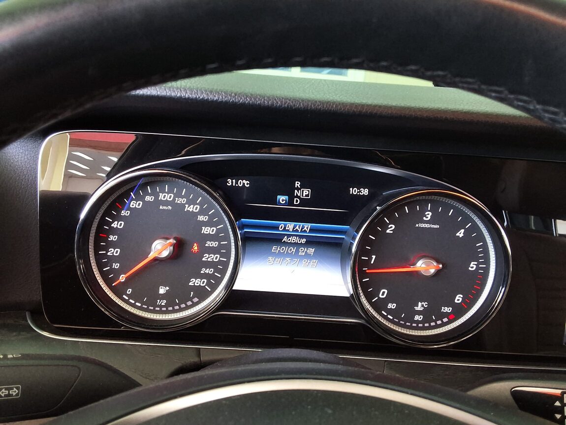 MERCEDES-BENZ E-CLASS (5TH GEN) E220d 4MATIC AVANTGARDE 2017 - zdjęcie 26