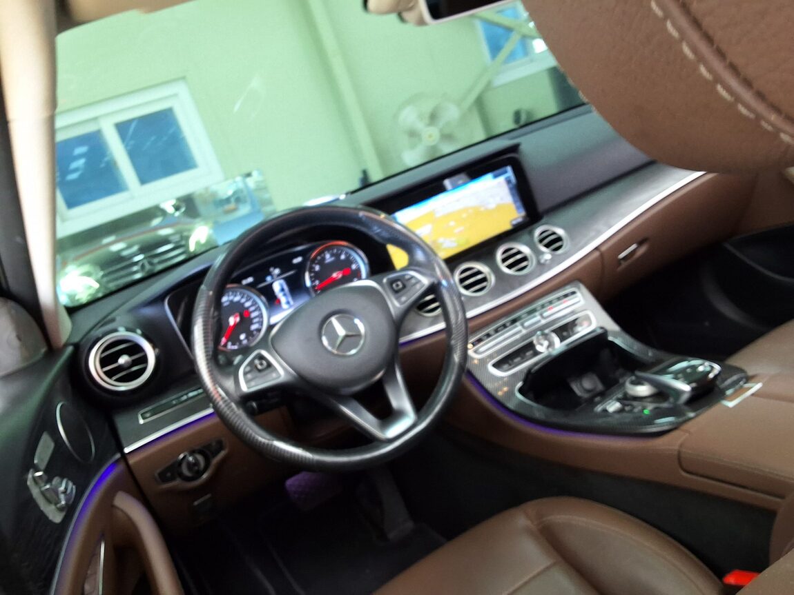 MERCEDES-BENZ E-CLASS (5TH GEN) E220d 4MATIC AVANTGARDE 2017 - zdjęcie 12