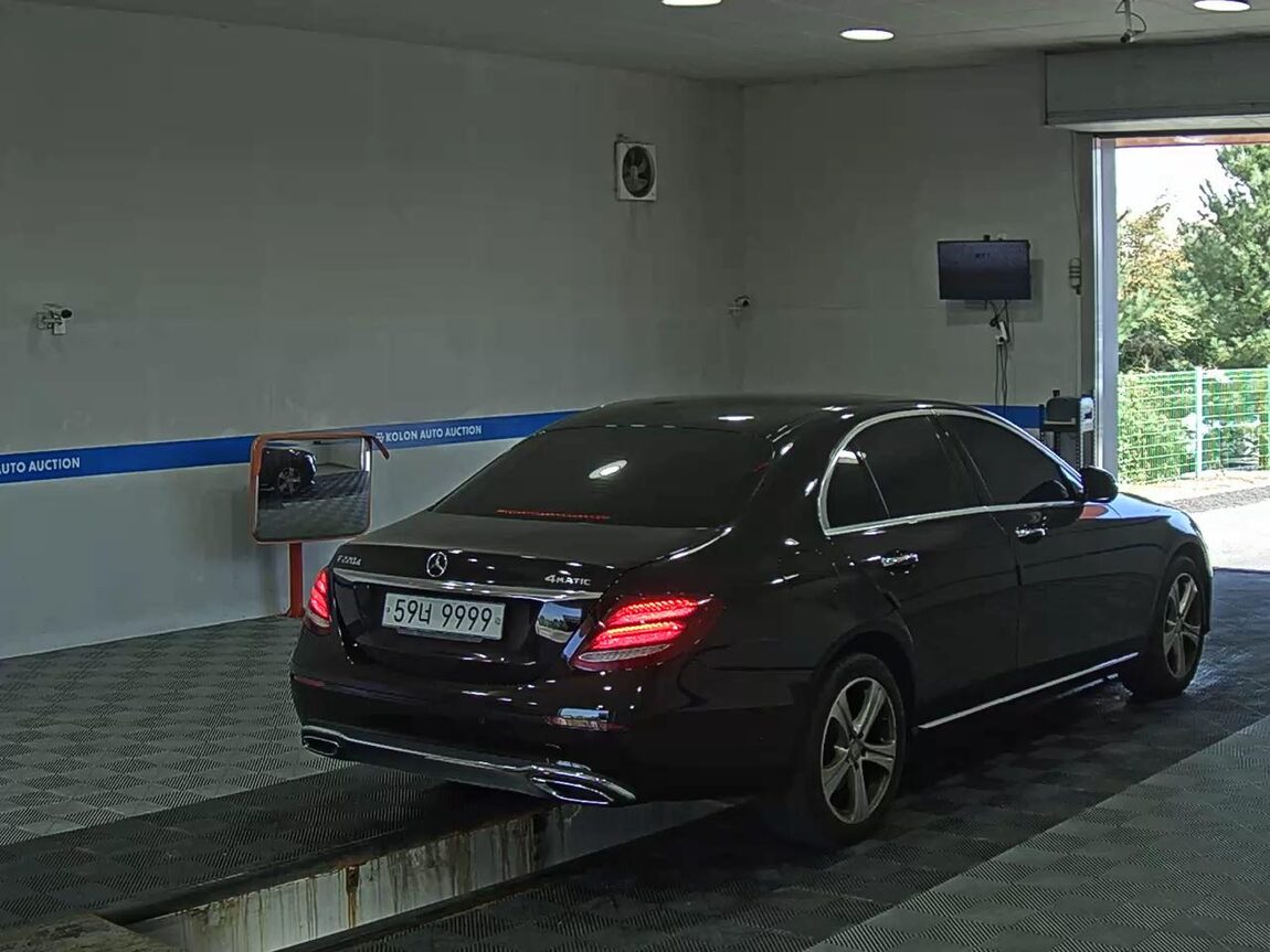 MERCEDES-BENZ E-CLASS (5TH GEN) E220d 4MATIC AVANTGARDE 2017 - zdjęcie 5