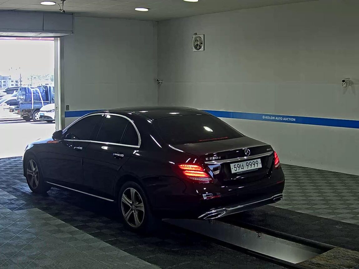 MERCEDES-BENZ E-CLASS (5TH GEN) E220d 4MATIC AVANTGARDE 2017 - zdjęcie 6