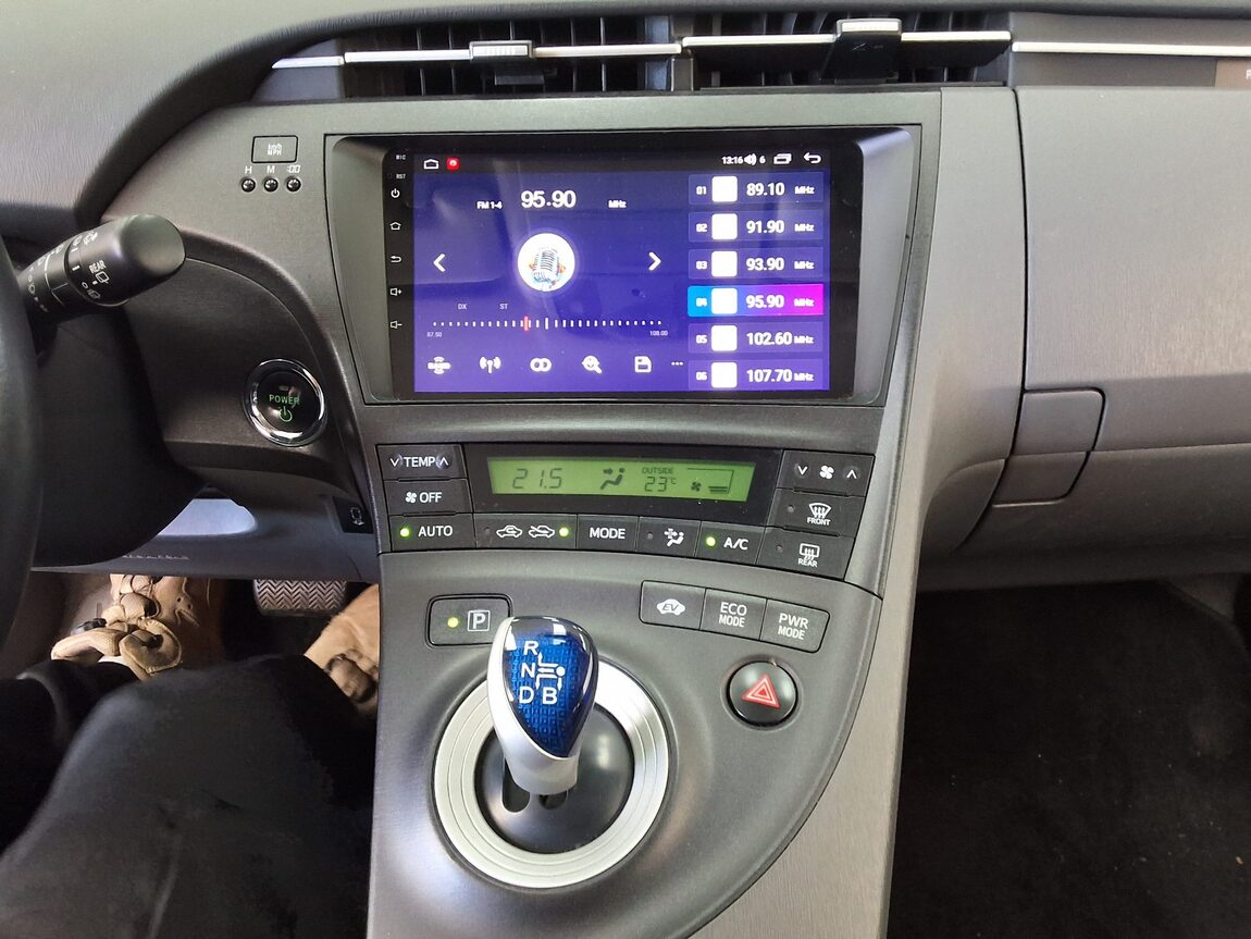 TOYOTA PRIUS (3RD GEN) 1.8 2011 - zdjęcie 24