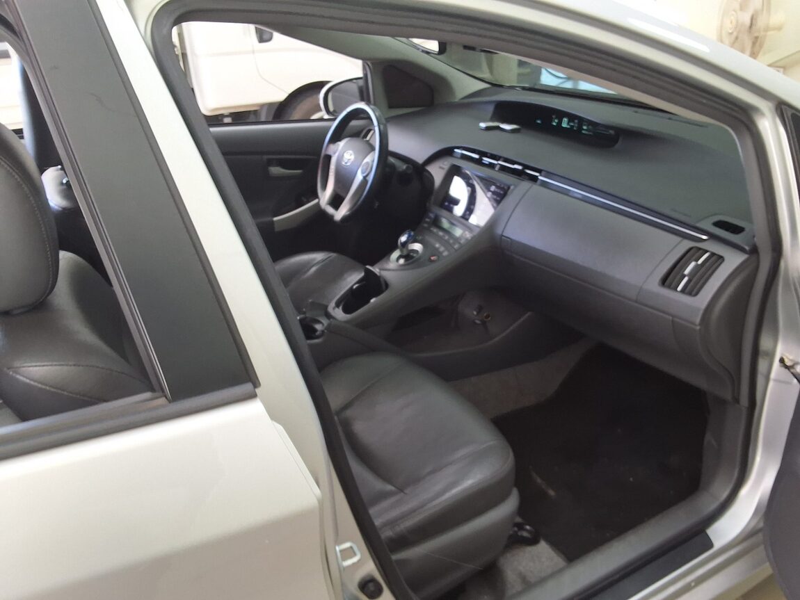 TOYOTA PRIUS (3RD GEN) 1.8 2011 - zdjęcie 15