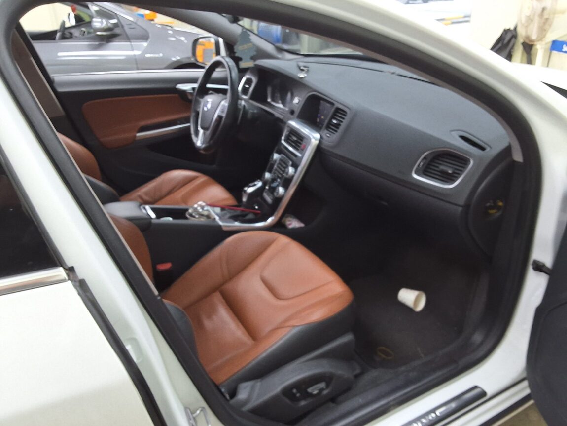 VOLVO S60 (2ND GEN) T5 SUMMUM 2018 - zdjęcie 15