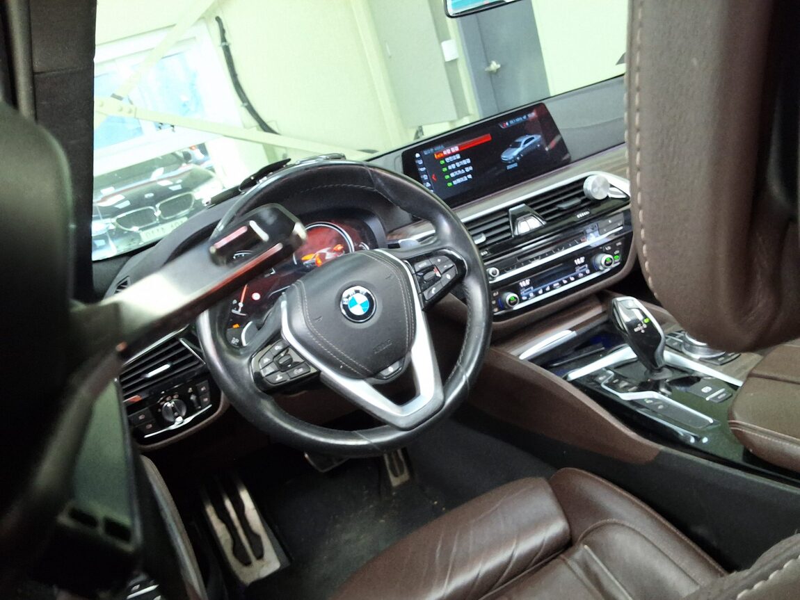 BMW 5 SERIES (7TH GEN) 520d M SPORT PACK PLUS 2018 - zdjęcie 12