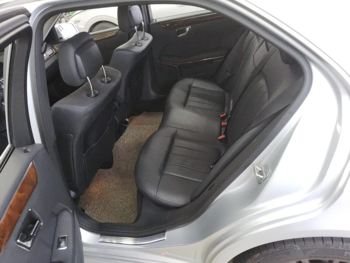 MERCEDES-BENZ E-CLASS (4TH GEN) E300 ELEGANCE 2011 - zdjęcie 12