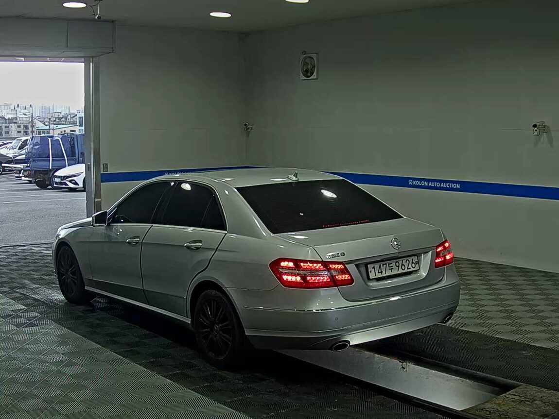 MERCEDES-BENZ E-CLASS (4TH GEN) E300 ELEGANCE 2011 - zdjęcie 6